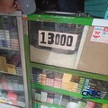 Pedagang warung kelontong di Jakarta Timur. (CNBC Indonesia/Ferri Sandi)