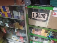 Pedagang warung kelontong di Jakarta Timur. (CNBC Indonesia/Ferri Sandi)