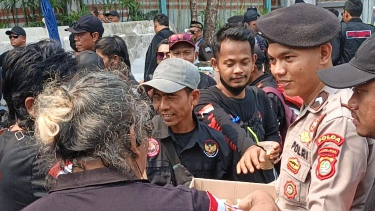 Polda Metro Bagikan Air Minum dan Roti ke Massa Aksi di Silang Monas — NadiKabar.com