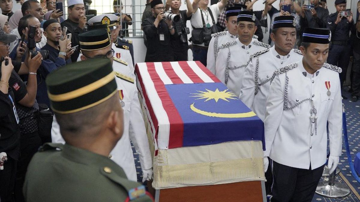 Istri Mahathir Mohamad Dimakamkan, Pelayat Beri Penghormatan Terakhir — NadiKabar.com
