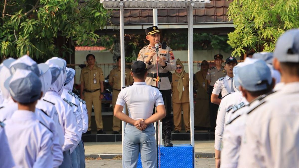 Polres Grobogan Edukasi soal AI dan Bullying Saat Kegiatan Upacara di Sekolah — NadiKabar.com