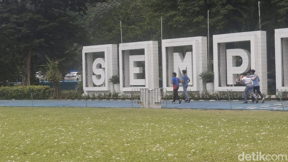 'Salju' Turun di Lapangan Sempur Kota Bogor, Warga Sambut Riang — NadiKabar.com