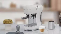 Bikin Espresso Sendiri di Rumah? Mesin Retro SMEG Ini Punya 3 Tombol Praktis
