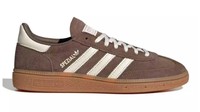 Ingin Look Kerja Santai yang Stylish? Coba Sneakers Suede Earth Tone