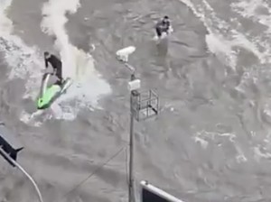 Aksi Nekat Pria Nge-drift Jet Ski Saat Bangkok Banjir, Polisi Turun Tangan