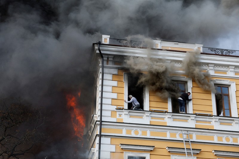Residents try to evacuate an administrative building hit by a Russian jet-powered drone strike, amid Russia's attack on Ukraine, in Kyiv, Ukraine, September 28, 2026. REUTERS/Alina Smutko
