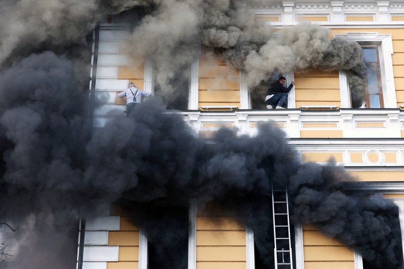 Residents try to evacuate an administrative building hit by a Russian jet-powered drone strike, amid Russia's attack on Ukraine, in Kyiv, Ukraine, September 28, 2026. REUTERS/Alina Smutko
