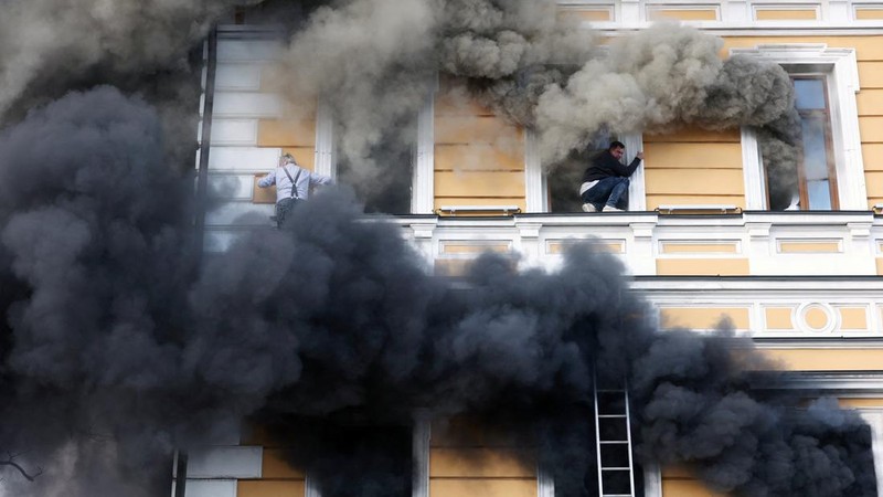 Residents try to evacuate an administrative building hit by a Russian jet-powered drone strike, amid Russia's attack on Ukraine, in Kyiv, Ukraine, September 28, 2026. REUTERS/Alina Smutko