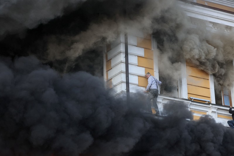 Residents try to evacuate an administrative building hit by a Russian jet-powered drone strike, amid Russia's attack on Ukraine, in Kyiv, Ukraine, September 28, 2026. REUTERS/Alina Smutko
