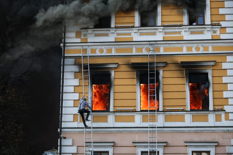 Residents try to evacuate an administrative building hit by a Russian jet-powered drone strike, amid Russia's attack on Ukraine, in Kyiv, Ukraine, September 28, 2026. REUTERS/Alina Smutko