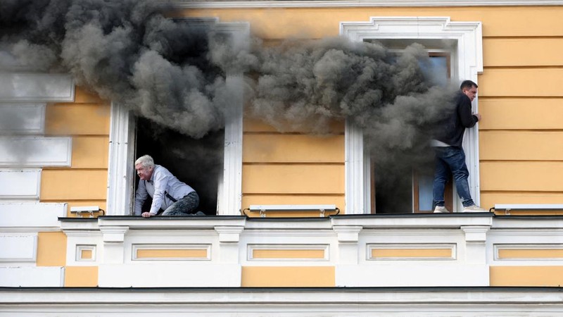 Residents try to evacuate an administrative building hit by a Russian jet-powered drone strike, amid Russia's attack on Ukraine, in Kyiv, Ukraine, September 28, 2026. REUTERS/Alina Smutko