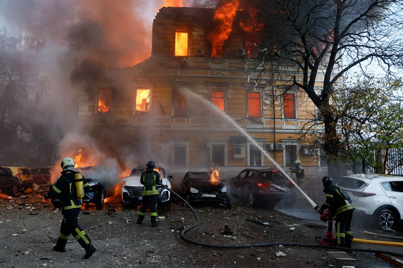 Residents try to evacuate an administrative building hit by a Russian jet-powered drone strike, amid Russia's attack on Ukraine, in Kyiv, Ukraine, September 28, 2026. REUTERS/Alina Smutko