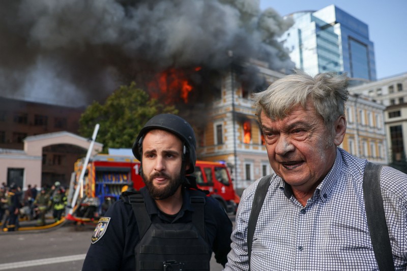 Residents try to evacuate an administrative building hit by a Russian jet-powered drone strike, amid Russia's attack on Ukraine, in Kyiv, Ukraine, September 28, 2026. REUTERS/Alina Smutko