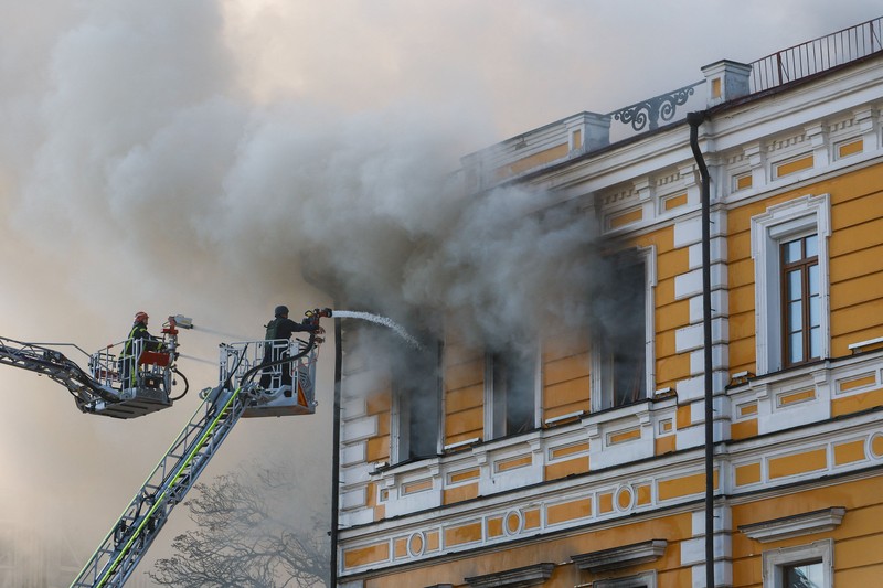 Residents try to evacuate an administrative building hit by a Russian jet-powered drone strike, amid Russia's attack on Ukraine, in Kyiv, Ukraine, September 28, 2026. REUTERS/Alina Smutko