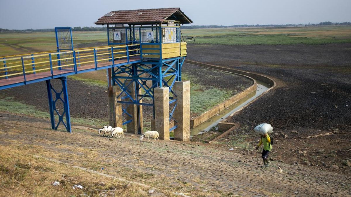 Waduk Cipancuh Mengering, Irigasi Sawah di 5 Kecamatan Terdampak — NadiKabar.com