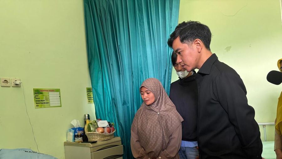 Wakil Presiden (Wapres) Gibran Rakabuming menyampaikan permohonan maaf kepada anak-anak dan keluarga yang terdampak dugaan keracunan makanan di Kabupaten Batang, Jawa Tengah, Senin (28/09/2026). (Setwapres)