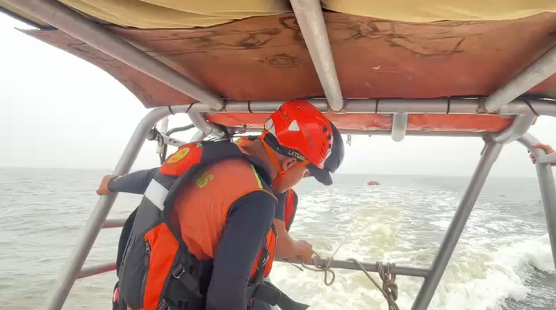 Operasi SAR kecelakaan KM Virgo Transport 8 di perairan Laut Jawa terus berlanjut. Pada Selasa, 29 September 2026, Tim Penyelam Gabungan yang terdiri dari Basarnas, TNI AL, dan Potensi SAR kembali melakukan penyelaman untuk mencari dan mengevakuasi korban yang masih berada di dalam kapal. (Basarnas)