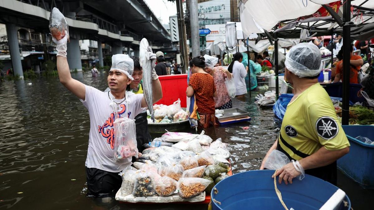 Terendam Banjir, Jalanan Bangkok Jadi <i>Floating Market</i> Dadakan — NadiKabar.com