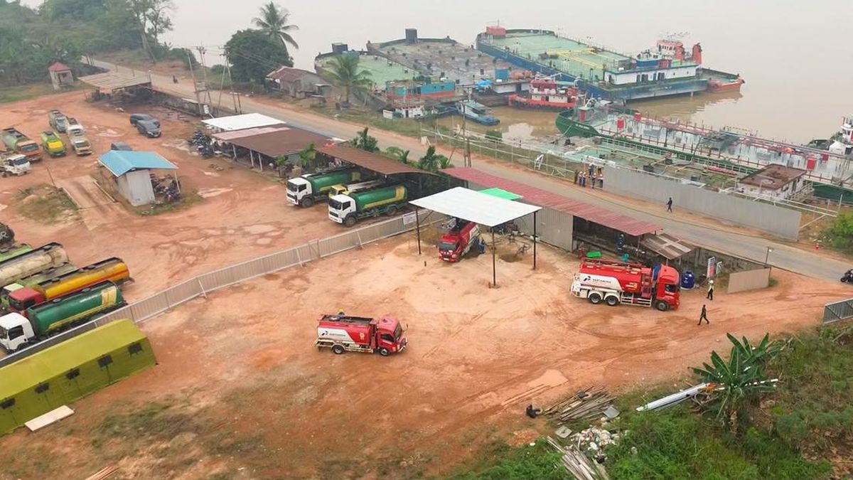 Ilustrasi berita Bisnis: Kapal BBM Terkendala Sungai Surut, Pertamina Siapkan Alternatif untuk Sintang
