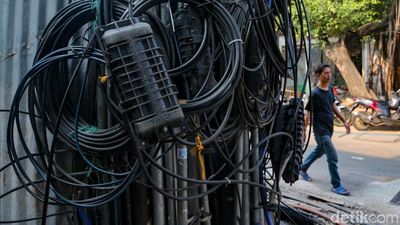 Kabel Bergelantungan di Kuningan Barat, Warga Dibuat Was-was