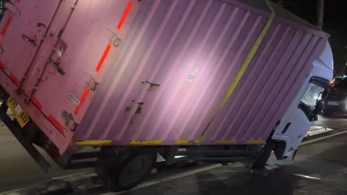 Truk Angkut Paket Terbalik Usai Hindari Motor Terobos Lampu Merah di Jakpus — NadiKabar.com