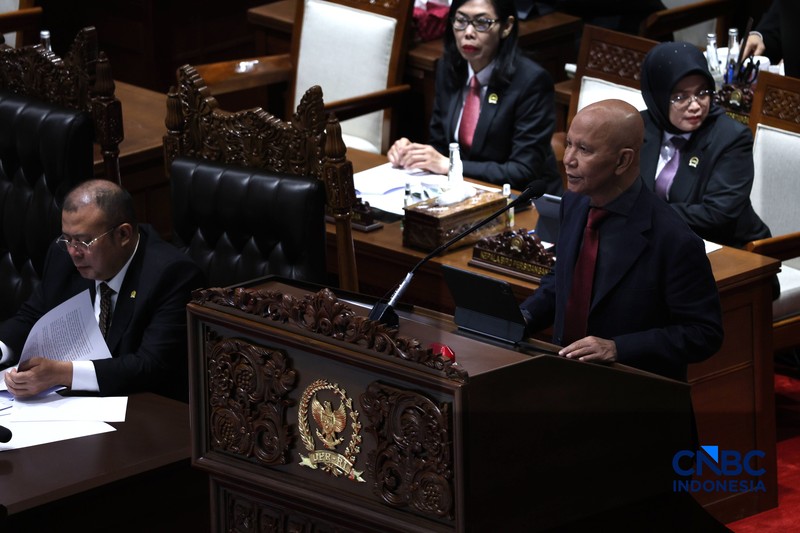 Menteri Keuangan (Menkeu), Suahasil Nazara menerima draft dari Ketua Badan Anggaran DPR RI, MH Said Abdullah Rapat Paripurna DPR RI Ke-7 Masa Persidangan I Tahun Sidang 2026-2027 di Kompleks Parlemen, Senayan, Jakarta, Selasa (29/9/2026). (CNBC Indonesia/Muhammad Sabki)