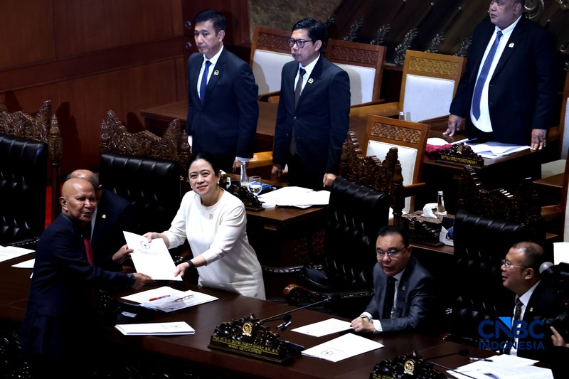 Menteri Keuangan (Menkeu), Suahasil Nazara menerima draft dari Ketua Badan Anggaran DPR RI, MH Said Abdullah Rapat Paripurna DPR RI Ke-7 Masa Persidangan I Tahun Sidang 2026-2027 di Kompleks Parlemen, Senayan, Jakarta, Selasa (29/9/2026). (CNBC Indonesia/Muhammad Sabki)