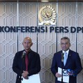 (Kiri-Kanan) Ketua Badan Anggaran DPR RI, MH Said Abdullah, Menteri Keuangan (Menkeu), Suahasil Nazara, dan Wakil Menteri Keuangan, Juda Agung saat menyampaikan keterangan kepada awak media usai Rapat Paripurna DPR RI Ke-7 Masa Persidangan I Tahun Si