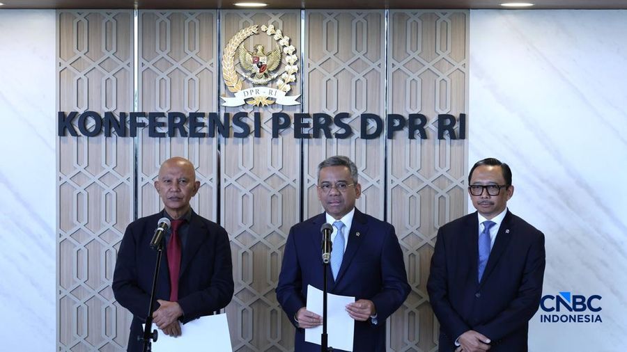 (Kiri-Kanan) Ketua Badan Anggaran DPR RI, MH Said Abdullah, Menteri Keuangan (Menkeu), Suahasil Nazara, dan Wakil Menteri Keuangan, Juda Agung saat menyampaikan keterangan kepada awak media usai Rapat Paripurna DPR RI Ke-7 Masa Persidangan I Tahun Si