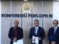 (Kiri-Kanan) Ketua Badan Anggaran DPR RI, MH Said Abdullah, Menteri Keuangan (Menkeu), Suahasil Nazara, dan Wakil Menteri Keuangan, Juda Agung saat menyampaikan keterangan kepada awak media usai Rapat Paripurna DPR RI Ke-7 Masa Persidangan I Tahun Si