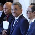 (Kiri-Kanan) Ketua Badan Anggaran DPR RI, MH Said Abdullah, Menteri Keuangan (Menkeu), Suahasil Nazara, dan Wakil Menteri Keuangan, Juda Agung saat menyampaikan keterangan kepada awak media usai Rapat Paripurna DPR RI Ke-7 Masa Persidangan I Tahun Si