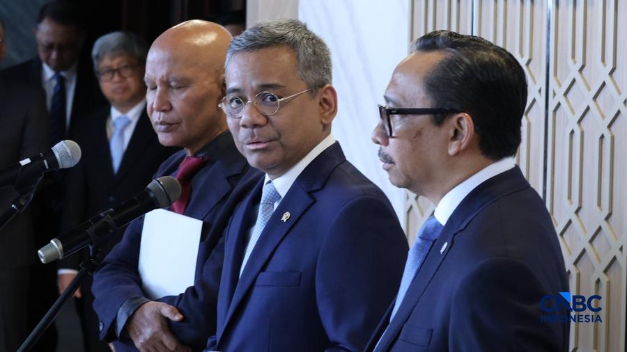 (Kiri-Kanan) Ketua Badan Anggaran DPR RI, MH Said Abdullah, Menteri Keuangan (Menkeu), Suahasil Nazara, dan Wakil Menteri Keuangan, Juda Agung saat menyampaikan keterangan kepada awak media usai Rapat Paripurna DPR RI Ke-7 Masa Persidangan I Tahun Si