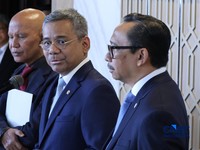(Kiri-Kanan) Ketua Badan Anggaran DPR RI, MH Said Abdullah, Menteri Keuangan (Menkeu), Suahasil Nazara, dan Wakil Menteri Keuangan, Juda Agung saat menyampaikan keterangan kepada awak media usai Rapat Paripurna DPR RI Ke-7 Masa Persidangan I Tahun Si
