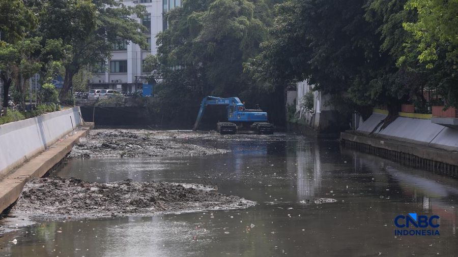 Kondisi aliran Sungai Ciliwung yang kini terlihat bersih di depan Pos Bloc Jakarta dan Pasar Baru, Jakarta Pusat, Selasa (29/9/2026).