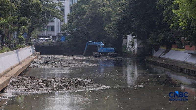 Kondisi aliran Sungai Ciliwung yang kini terlihat bersih di depan Pos Bloc Jakarta dan Pasar Baru, Jakarta Pusat, Selasa (29/9/2026).