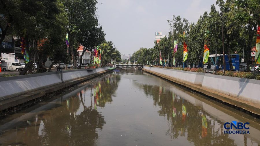 Kondisi aliran Sungai Ciliwung yang kini terlihat bersih di depan Pos Bloc Jakarta dan Pasar Baru, Jakarta Pusat, Selasa (29/9/2026).