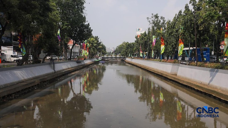 Kondisi aliran Sungai Ciliwung yang kini terlihat bersih di depan Pos Bloc Jakarta dan Pasar Baru, Jakarta Pusat, Selasa (29/9/2026).
