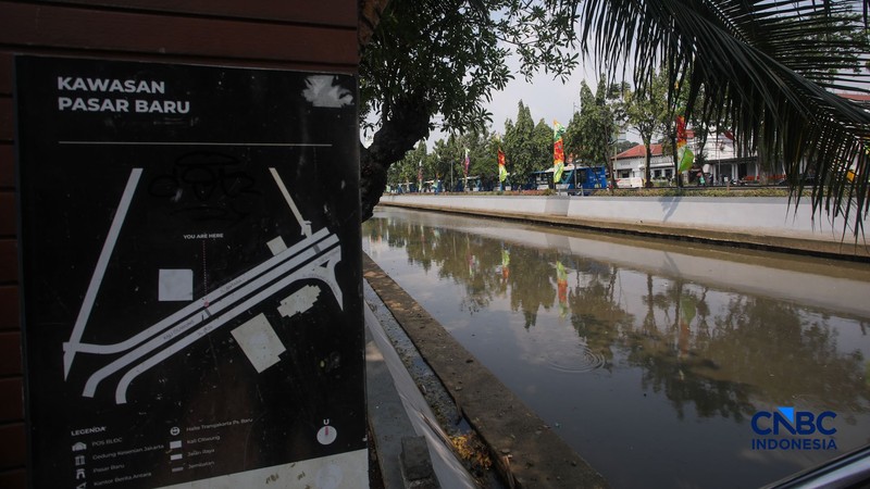 Kondisi aliran Sungai Ciliwung yang kini terlihat bersih di depan Pos Bloc Jakarta dan Pasar Baru, Jakarta Pusat, Selasa (29/9/2026). (CNBC Indonesia/Faisal Rahman)