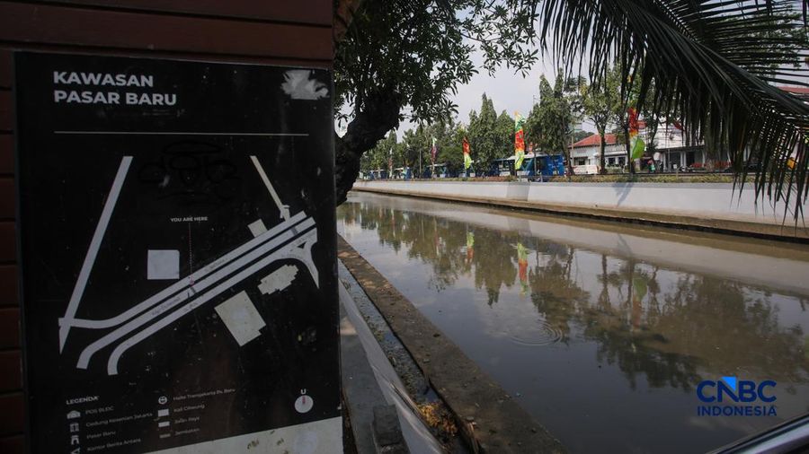 Kondisi aliran Sungai Ciliwung yang kini terlihat bersih di depan Pos Bloc Jakarta dan Pasar Baru, Jakarta Pusat, Selasa (29/9/2026).