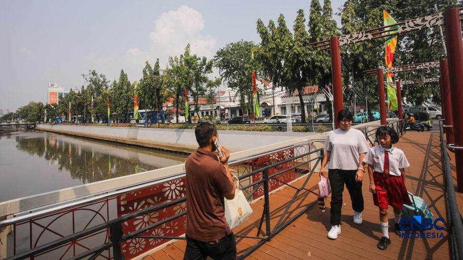 Kondisi aliran Sungai Ciliwung yang kini terlihat bersih di depan Pos Bloc Jakarta dan Pasar Baru, Jakarta Pusat, Selasa (29/9/2026).