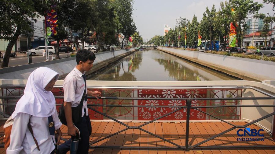 Kondisi aliran Sungai Ciliwung yang kini terlihat bersih di depan Pos Bloc Jakarta dan Pasar Baru, Jakarta Pusat, Selasa (29/9/2026). (CNBC Indonesia/Faisal Rahman)