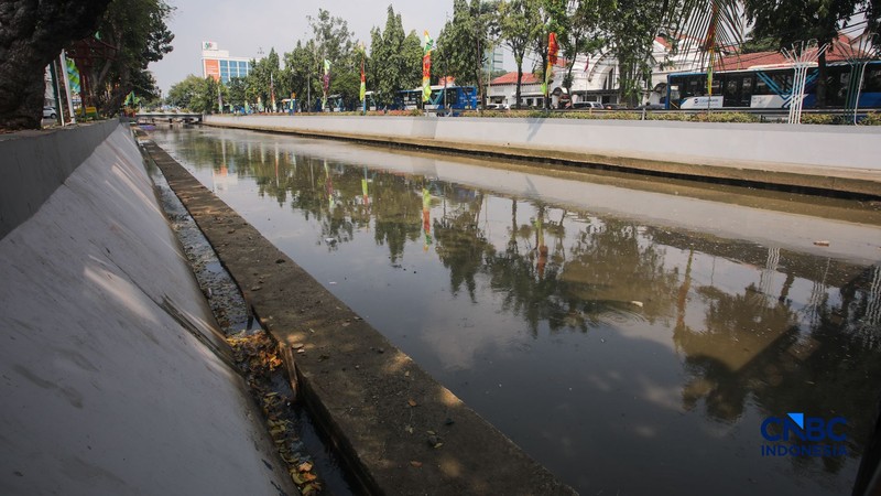 Kondisi aliran Sungai Ciliwung yang kini terlihat bersih di depan Pos Bloc Jakarta dan Pasar Baru, Jakarta Pusat, Selasa (29/9/2026). (CNBC Indonesia/Faisal Rahman)