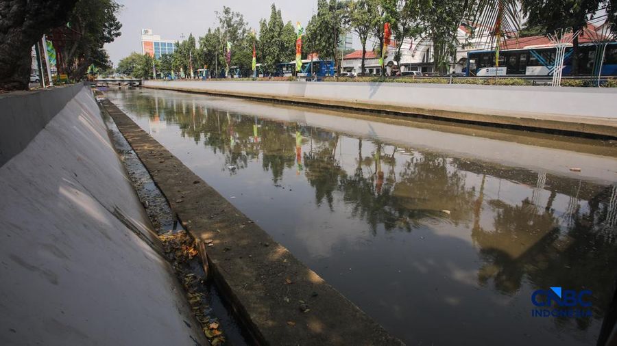 Kondisi aliran Sungai Ciliwung yang kini terlihat bersih di depan Pos Bloc Jakarta dan Pasar Baru, Jakarta Pusat, Selasa (29/9/2026).