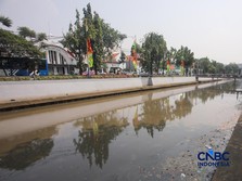 Kondisi aliran Sungai Ciliwung yang kini terlihat bersih di depan Pos Bloc Jakarta dan Pasar Baru, Jakarta Pusat, Selasa (29/9/2026). (CNBC Indonesia/Faisal Rahman)