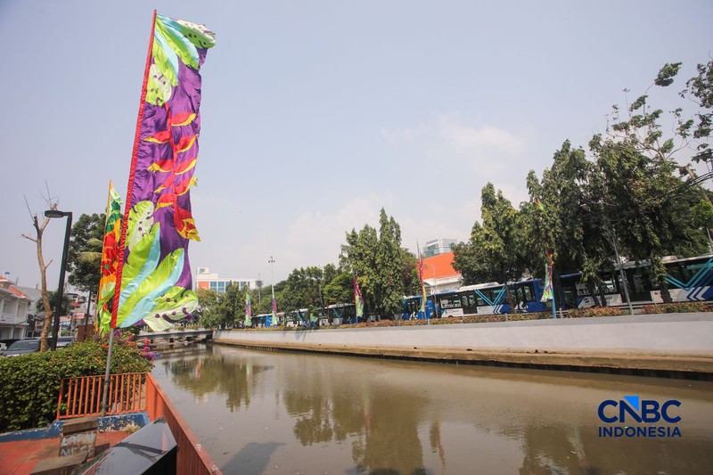 Kondisi aliran Sungai Ciliwung yang kini terlihat bersih di depan Pos Bloc Jakarta dan Pasar Baru, Jakarta Pusat, Selasa (29/9/2026). (CNBC Indonesia/Faisal Rahman)