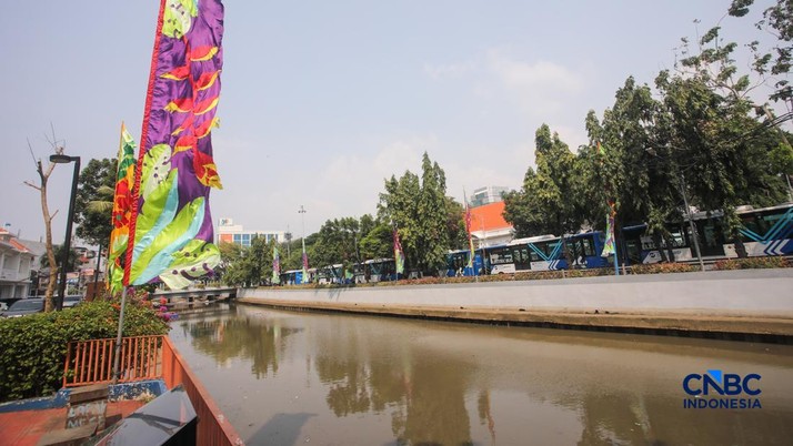 Kondisi aliran Sungai Ciliwung yang kini terlihat bersih di depan Pos Bloc Jakarta dan Pasar Baru, Jakarta Pusat, Selasa (29/9/2026). (CNBC Indonesia/Faisal Rahman)