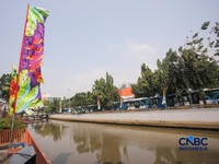 Kondisi aliran Sungai Ciliwung yang kini terlihat bersih di depan Pos Bloc Jakarta dan Pasar Baru, Jakarta Pusat, Selasa (29/9/2026). (CNBC Indonesia/Faisal Rahman)
