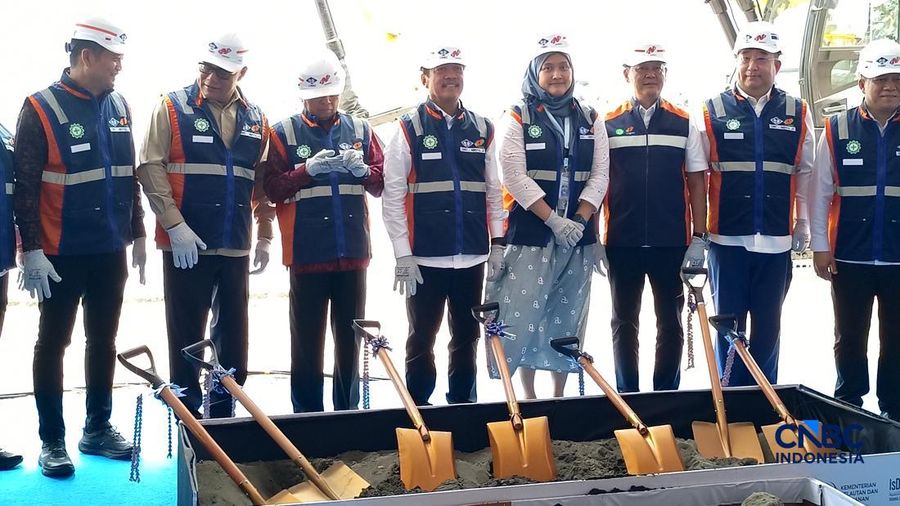 Menteri Kelautan dan Perikanan Sakti Wahyu Trenggono saat melakukan Groundbreaking pengembangan PPN  Pengambengan di Jembrana, Bali, Selasa (29/9/2026). (CNBC Indonesia/Martyasari Rizky)