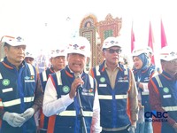 Menteri Kelautan dan Perikanan Sakti Wahyu Trenggono saat melakukan Groundbreaking pengembangan PPN  Pengambengan di Jembrana, Bali, Selasa (29/9/2026). (CNBC Indonesia/Martyasari Rizky)