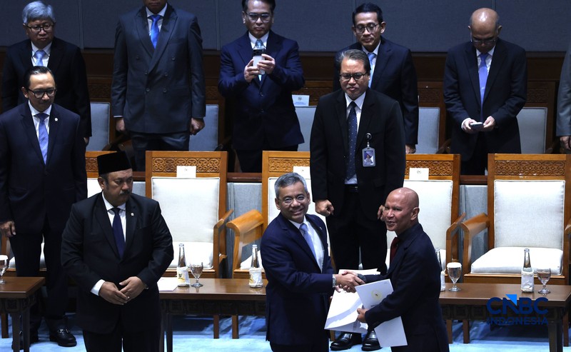 Menteri Keuangan (Menkeu), Suahasil Nazara menerima draft dari Ketua Badan Anggaran DPR RI, MH Said Abdullah Rapat Paripurna DPR RI Ke-7 Masa Persidangan I Tahun Sidang 2026-2027 di Kompleks Parlemen, Senayan, Jakarta, Selasa (29/9/2026). (CNBC Indonesia/Muhammad Sabki)